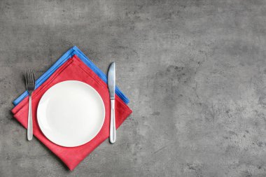 Vatansever Tablo ayarı, düz gri arka plan üzerinde geleneksel ABD renklerle yatıyordu. Metin için yer