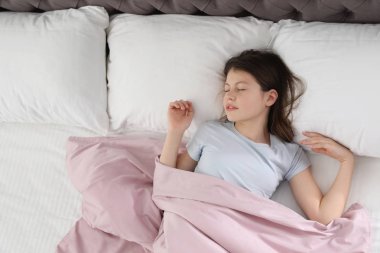 Yatakta, üstten görünüm uyuyan güzel küçük bir kız. Metin için yer