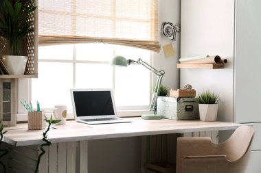 Ahşap kasaları ile modern ev işyeri. Eko stil iç