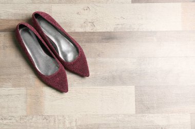 Şık yüksek topuklu ayakkabı düz ahşap zemin üzerinde yatıyordu. Metin için yer