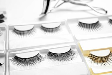 Farklı yanlış eyelashes paketlerine ile portre arka planı olarak ayarla