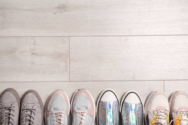 Ahşap zemin, metin için yer ile üstten görünüm üzerinde farklı spor ayakkabı