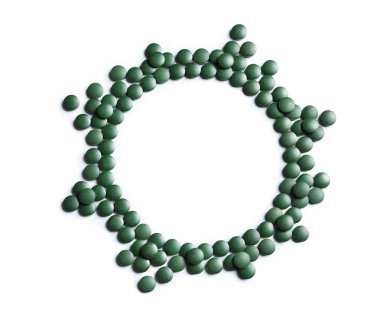 Çerçeve beyaz zemin üzerine yeşil spirulina hapları, metin için yer ile Üstten Görünüm