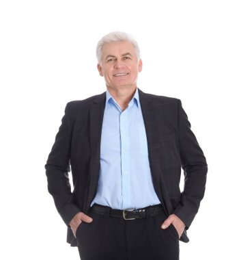 Beyaz arka plan üzerinde şık elbiseli olgun yakışıklı