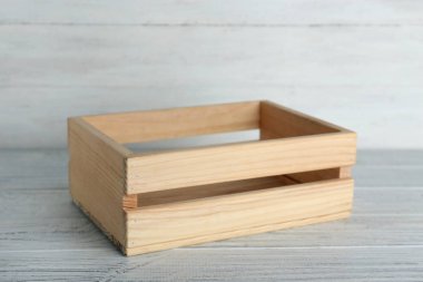 Tablo karşı açık renkli ahşap sandık. Metin için yer