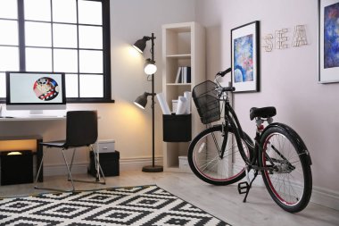 Modern bisiklet ile şık odası iç. Yenilikçi tasarım