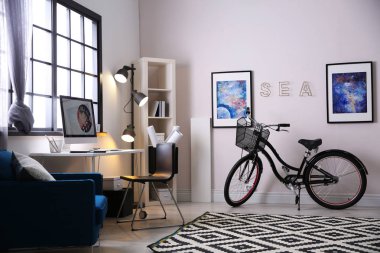 Modern bisiklet ile şık odası iç. Yenilikçi tasarım