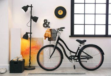 Modern bisiklet ile şık odası iç. Yenilikçi tasarım