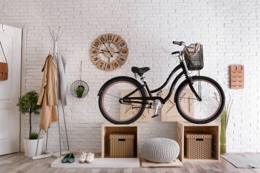 Modern bisiklet ile şık koridor iç. Yenilikçi tasarım