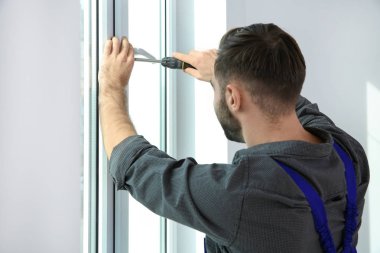 Apartman dairesinde pencere yükleme profesyonel inşaat işçisi