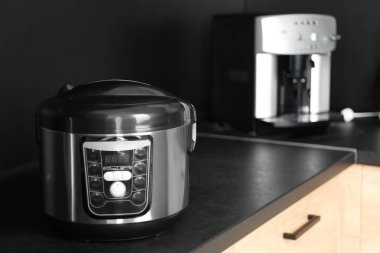 Modern multi tencere içinde mutfak, metin için yer. Aile içi cihazı