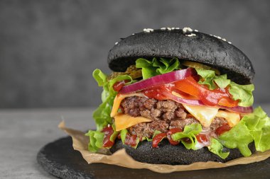 Tablo, portre siyah burger ile kayrak plaka. Metin için yer