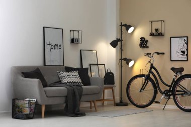 Modern oturma odası iç rahat kanepe ve bisiklet ile