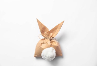 Yaratıcı Paskalya tavşanı hediye çanta beyaz zemin üzerine, üstten görünüm