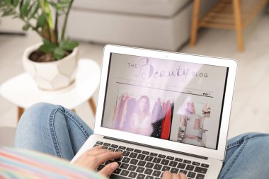 Dizüstü bilgisayar açık güzellik blogger sitesi evde, closeup ile tutan kadın