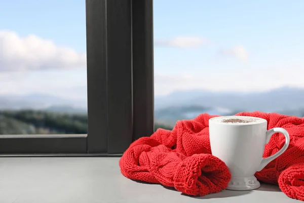 Kopje warme winter drankje op de vensterbank, ruimte voor tekst — Stockfoto