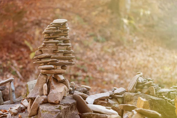 Tumpukan batu tradisional di hutan, ruang untuk teks. Zen, keseimbangan, harmoni — Stok Foto