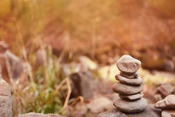 Ormanda, metin için yer geleneksel taş yığını. Zen, denge, uyum — Stok fotoğraf