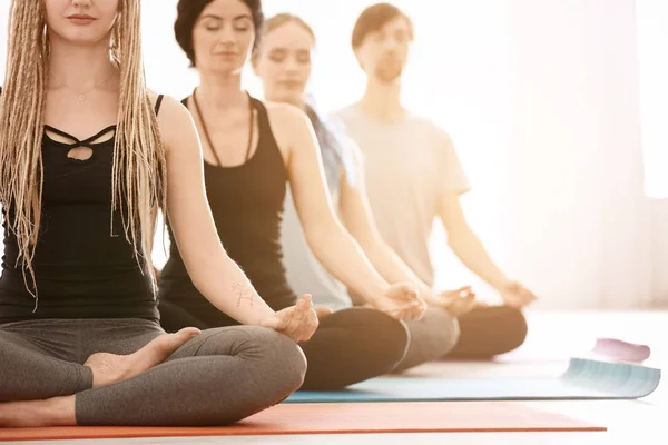 Grupul de oameni care practică zen yoga în interior, spațiu pentru text — Fotografie, imagine de stoc