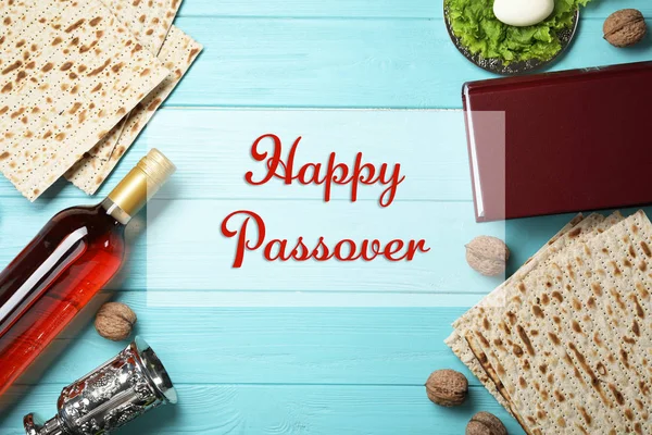 Plat lag samenstelling van symbolische Pesach artikelen op houten achtergrond. Happy Pesach — Stockfoto