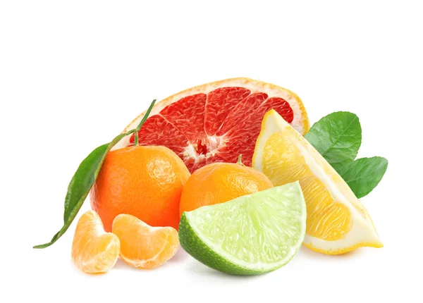 Zbiór różnych soczyste owoce cytrusowe na białym tle — Zdjęcie stockowe