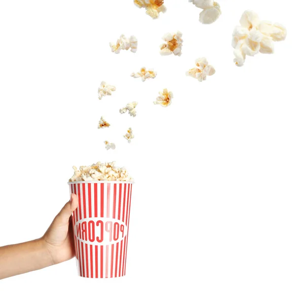 Frau hält Pappbecher mit leckerem salzigem Popcorn auf weißem Hintergrund, Nahaufnahme — Stockfoto