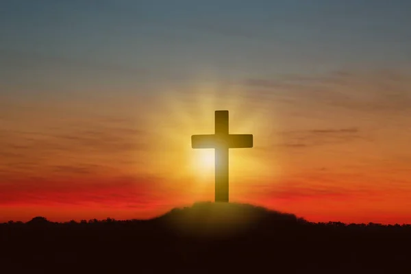 Silueta de cruz en la colina al atardecer. Vacaciones de Pascua — Foto de Stock