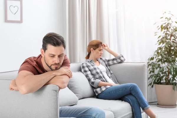 Casal ignorando um ao outro após discussão na sala de estar. Problemas de relacionamento — Fotografia de Stock