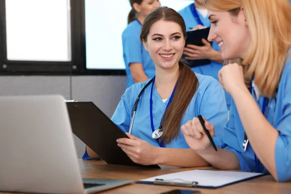 Medizinstudenten in Uniformen studieren an der Universität — Stockfoto