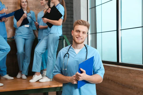 Estudiante de medicina con compañeros de grupo en el salón universitario — Foto de Stock