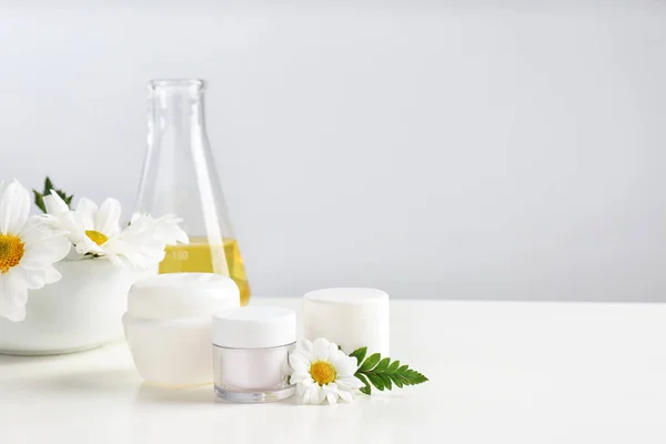 Productos para el cuidado de la piel, ingredientes y cristalería de laboratorio en la mesa, espacio para el texto. Investigación dermatológica —  Fotos de Stock