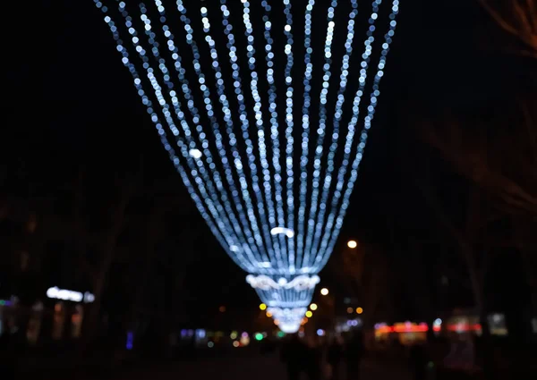 Hermosa decoración de Navidad brillante al aire libre, vista de ángulo bajo. Efecto Bokeh —  Fotos de Stock