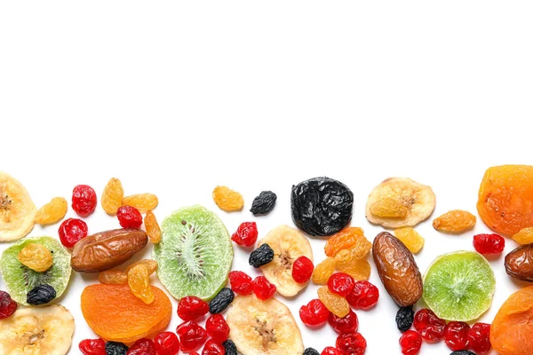 Diversi frutti secchi su sfondo bianco, vista dall'alto. Stile di vita sano — Foto Stock