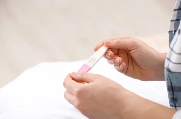 Jovem com teste de gravidez em casa, close-up. Espaço para texto — Fotografia de Stock