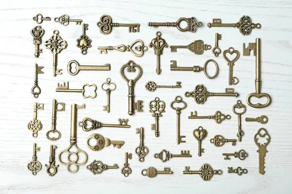 Flat lay composition with old vintage keys on wooden background — Stock Photo, Image