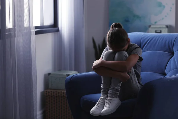 Депрессивная девочка-подросток сидит в кресле дома — стоковое фото
