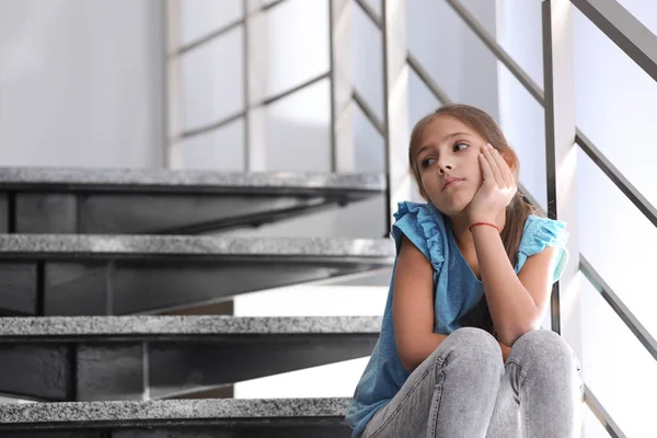 Depressives Mädchen, das allein auf der Treppe sitzt. Raum für Text — Stockfoto