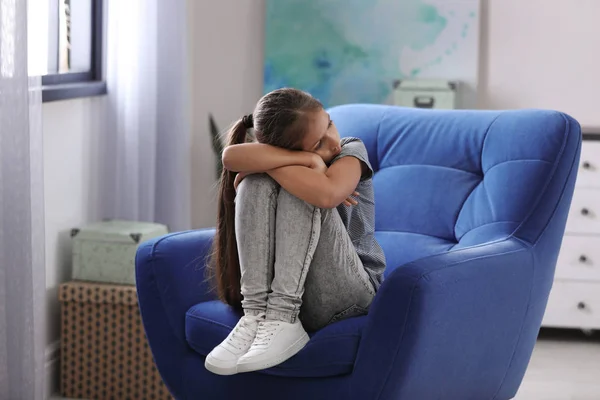 Depressives Mädchen sitzt zu Hause im Sessel — Stockfoto