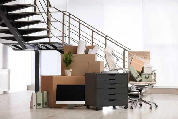 Перемещение коробок и мебели в новом офисе — стоковое фото