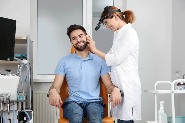 Otorrinolaringologista profissional examinando o homem na clínica. Perturbações auditivas — Fotografia de Stock