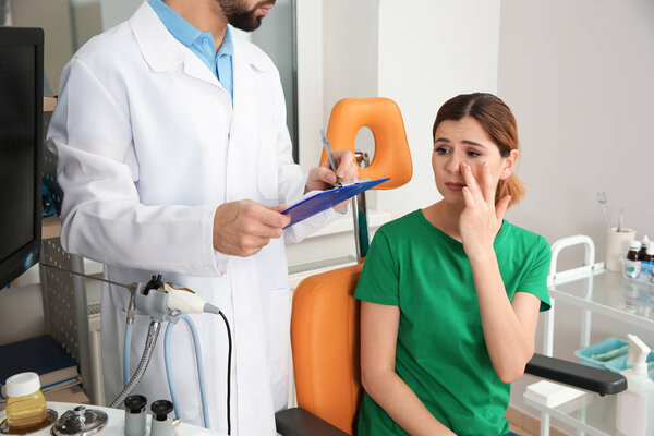 Проблемные женщины посещают профессионального отоларинголога в клинике
