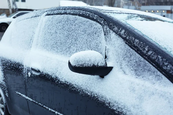 Auto coperta di neve all'aperto. Spazio per testo — Foto Stock