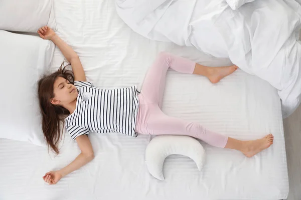 Roztomilá holčička spí na posteli, nad zobrazením — Stock fotografie