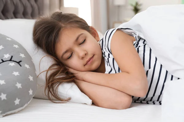 Roztomilá dívka s hračkou, spí v posteli — Stock fotografie
