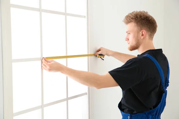 Homem de serviço janela de medição para instalação dentro de casa — Fotografia de Stock
