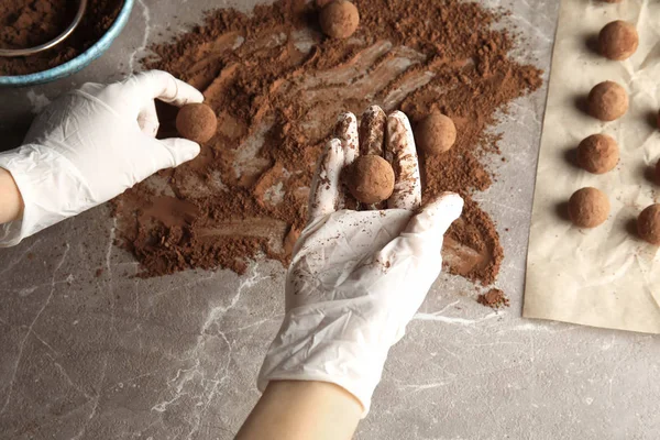 Kadın masada, üstten görünüm lezzetli çikolata truffles hazırlanması — Stok fotoğraf