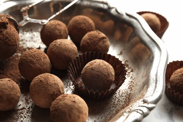 Teller mit leckeren Schokoladentrüffeln auf dem Tisch, Nahaufnahme — Stockfoto