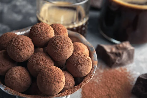 Masada lezzetli çikolata truffles, closeup metin için yer ile kase
