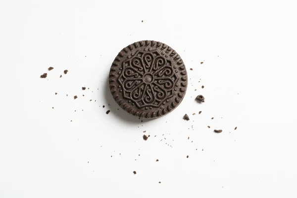 Chutná čokoládová cookie a drobky na bílém pozadí, pohled shora — Stock fotografie