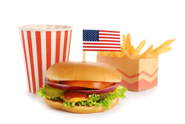 Бургер з США прапор, картопля фрі і напій на білому тлі. Традиційні американські страви — стокове фото